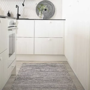 Riemu puuvillamatto mustavalkoinen keittiön lattialla