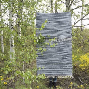 Riemu puuvillamatto mustavalkoinen kuvattuna luonnossa