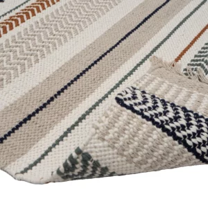 Leimu puuvillamatto räaymatto pellavan värinen syvätty kulmakuva, jossa näkyy maton vaaleat, vihreä, oranssit ja tummat raidat